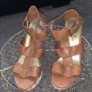 Tan wedge